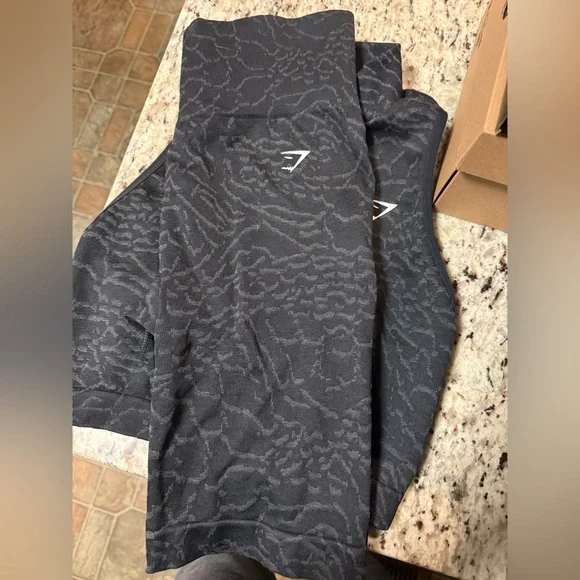 Gymshark Animal Print matching set crop zip up and shorts - Picture 2 of 2